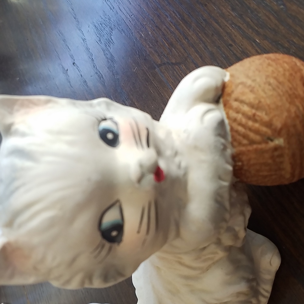1950's MCM Playful White & Gray Kitten With Yarn Ceramic Figurine - Picture 8 of 8
